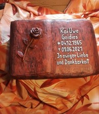 Grabsteinbuch mit Rose